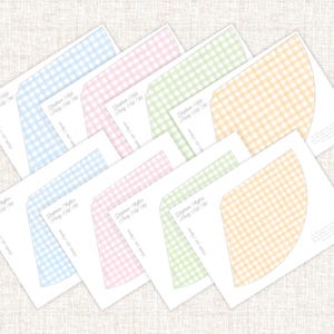 Puede incluir: Un conjunto de sobres blancos con patrones de cuadros pastel en azul, rosa, verde y amarillo. Cada sobre tiene el texto "Stephen Styles Party Edit Kit". Los sobres están dispuestos sobre una superficie texturizada de color beige claro.