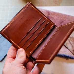 Cartera bi plegable de cuero hecha a mano, billetera de hombre, billetera de regalo, billetera Shell Cordovan, billetera de cuero, Olive Shell Cordovan, Buttero
