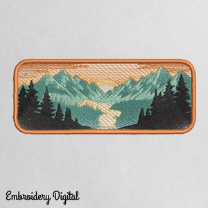 Puede incluir: Parche bordado con un paisaje montañoso con picos turquesas, un río y árboles silueteados. El cielo cambia de naranja a amarillo, sugiriendo un amanecer o atardecer. El parche tiene forma rectangular con un borde naranja.