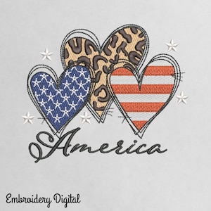 Peut inclure: Motif brodé avec trois cœurs : un bleu étoilé, un imprimé léopard et un rayé rouge et blanc. Le mot "America" est écrit en cursive en dessous, avec des étoiles blanches. Le texte "Embroidery Digital" est également présent.