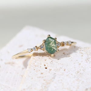 Anillo de oro macizo de 14 quilates con ágata musgosa y moissanita, anillo de oro macizo con gema hexagonal, anillo de oro fino, anillo de ágata delicada, anillo de promesa