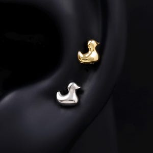 14K guldpläterad Duck Helix gänglös pushback, örhänge i sterlingsilver med litet djurpiercing, elegant gummianka-piercingsmycke present