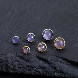 Clous d'oreilles en iolite plaqué or 14 carats, clou d'oreille à dos plat en argent sterling 925 avec pierres précieuses, clou à poussoir pour cartilage de conque hélicoïdale en iolite