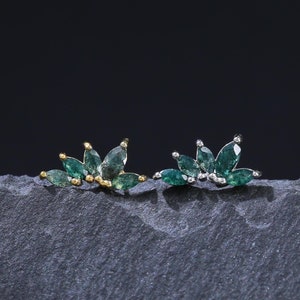 14K Gold überzogener Blumen-Moosachat-Helix-Bolzen, 925er Sterlingsilber-Blumengrün-Edelstein-Bolzen, silberner zierlicher Blumen-Tragus-Knorpel-Bolzen