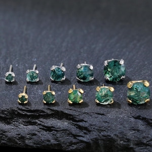 14K Gold überzogener Moosachat-Bolzenohrring, 925 Sterlingsilber-runder grüner Edelstein-Druckknopf, Helixmuschel-Ohrlobe-Bolzen