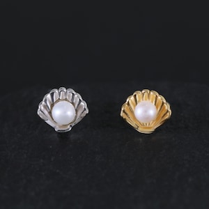 Boucle d'oreille sans fil avec coquillages délicats et perle d'eau douce plaquée or 14 carats, boucle d'oreille en argent sterling 925 avec pierres précieuses, clou du cartilage de la conque hélicoïdale
