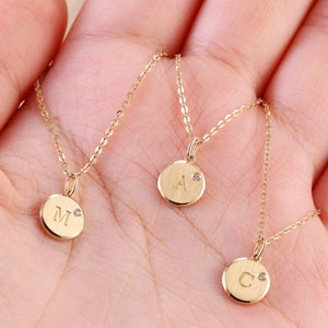 Colgante de collar con letra inicial de oro macizo de 14 quilates, colgante de collar con inicial incrustada redonda, colgante de collar con letra