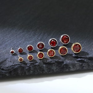 Piercing de clou grenat rouge serti clos en plaqué or 14 carats, clou d'oreille en argent sterling 925 avec pierre de naissance délicate, clou de conque hélix Tragus en argent