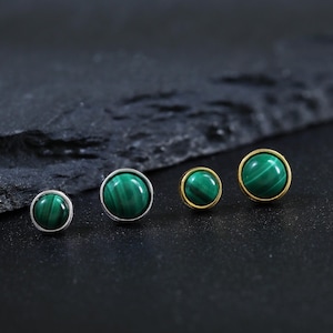 Orecchino a perno in malachite placcato oro 14K, orecchino a perno senza filettatura in argento sterling 925 con pietra preziosa, orecchino a elica, orecchino a perno in cartilagine concava, parte posteriore piatta.
