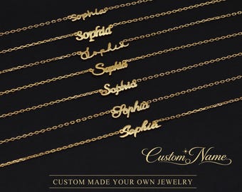 Puede incluir: Collares dorados con el nombre "Sophia" escrito en cursiva. Los collares están en cadenas delicadas. La imagen también incluye el texto "Custom Name" y "Custom Made Your Own Jewelry" en dorado.
