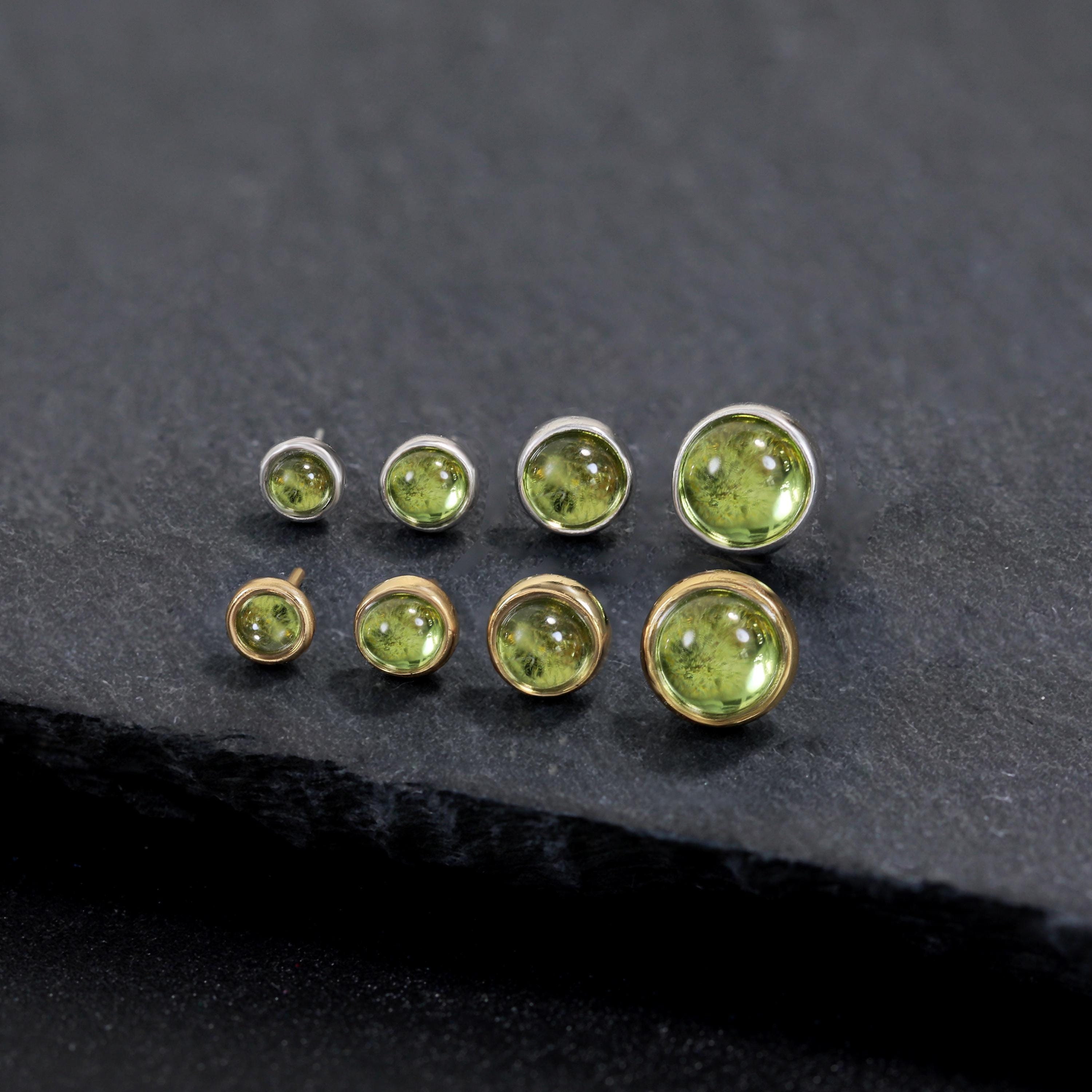 14K ゴールド メッキの小さなペリドット ヘリックス スタッド イヤリング、925 スターリング シルバーの宝石スレッドレス ピン スタッド、トラガス コンク軟骨スタッド、フラット バック。