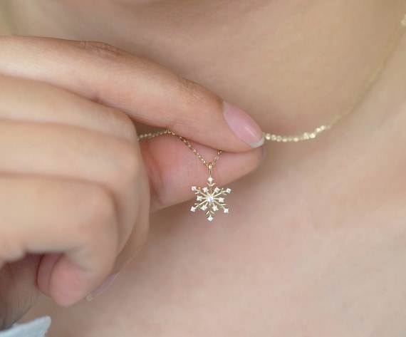 10Kイエローゴールド スノーフレークチャームネックレスペンダント 冬のファインジュエリー 女性へのギフトに 10k Yellow 並行輸入品 スノーフレイク ペンダント、ラージモデル 18K イエローゴールド