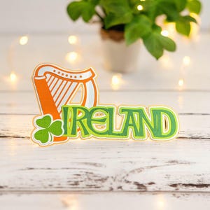 Abbellimento fustellato "Irlanda Europa Road Trip" - completamente assemblato da cartoncino di qualità a strati