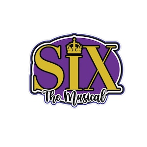 Puede incluir: Una pegatina con el texto "SIX The Musical". La palabra "SIX" es dorada, con una corona encima de la "I", sobre un fondo morado. El texto "The Musical" está en una fuente cursiva.