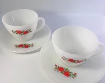 Juego de taza y platillo Fire King, Rosas Rojas, Vidrio Opalino, década de 1950