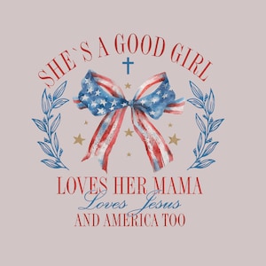Könnte beinhalten: Ein Aquarelldesign mit einer patriotischen Schleife in Rot, Weiß und Blau, mit Sternen und Streifen. Der Text lautet "She's a Good Girl Loves Her Mama Loves Jesus And America Too" mit einem Kreuz und einem Lorbeerkranz.