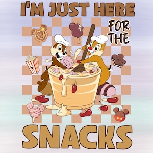 Könnte beinhalten: Ein Cartoon-Grafik mit dem Text "I'M JUST HERE FOR THE SNACKS". Chip und Chap werden als Köche dargestellt, die eine große Schüssel mit Dessert verrühren. Verschiedene Snacks wie Popcorn, Eis und Kekse umgeben die Schüssel, alles auf kariertem Hintergrund.
