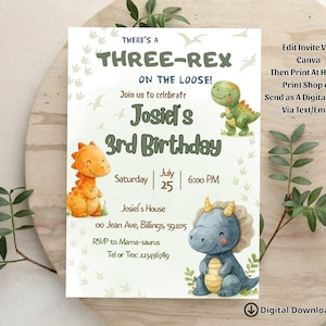 Könnte beinhalten: Eine Geburtstagseinladungskarte mit drei Cartoon-Dinosauriern in Grün, Orange und Blau. Der Text lautet: THERE'S A THREE-REX ON THE LOOSE! Join us to celebrate Josiel's 3rd Birthday, Saturday July 25, 6:00 PM, Josiel's House, 00 Jean Ave, Billings, 59105, RSVP to Mama-saurus, Tel or Tex: 123456789.