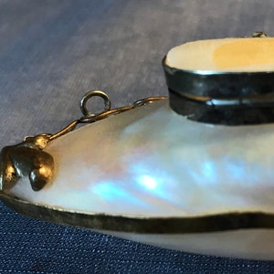 Portapillole vittoriano in madreperla: ciondolo porta tabacco da fiuto in ottone antico