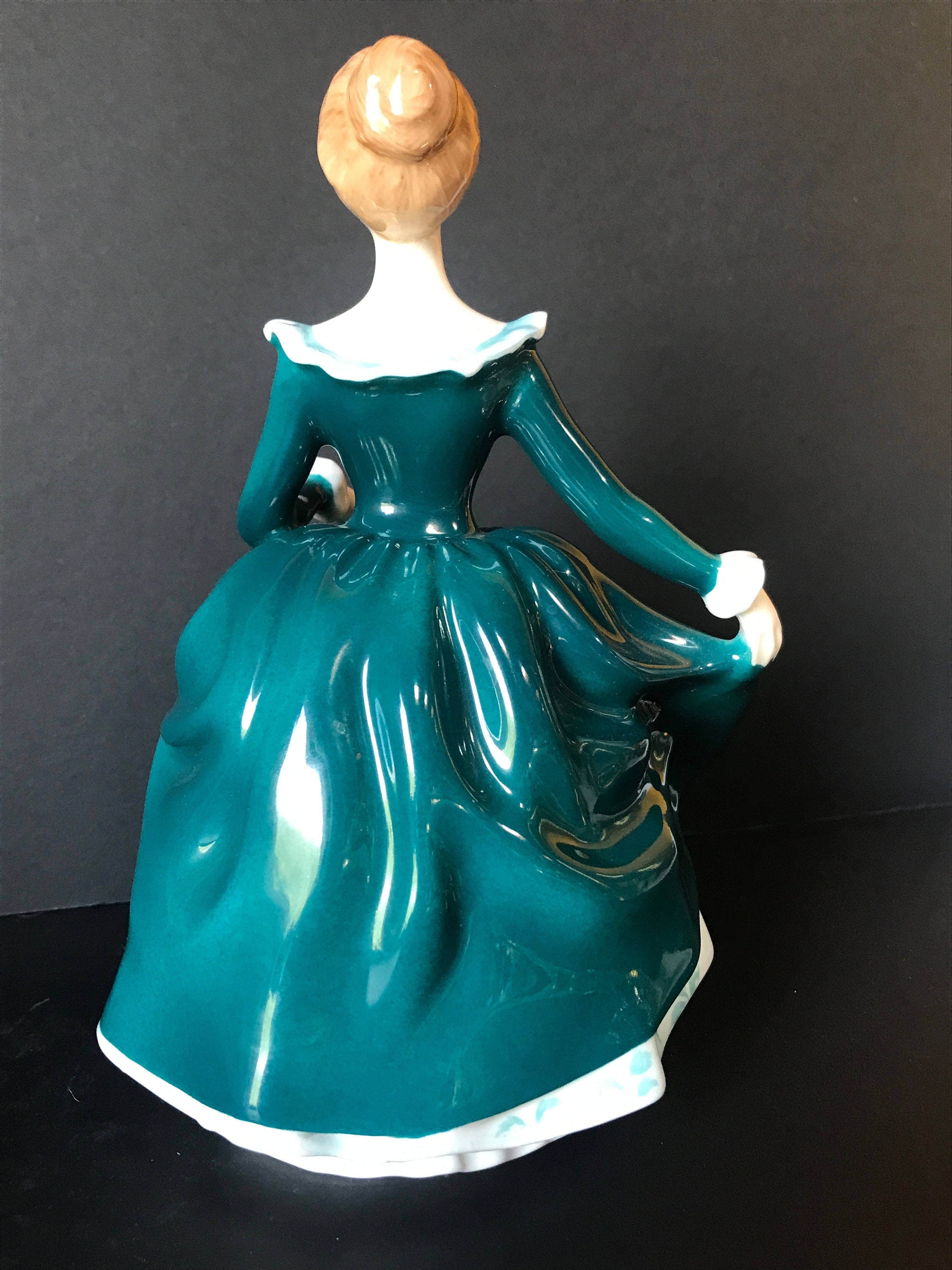 A ROYAL DOULTON SPIRIT OF THE WILD WHITE HORSE FIGURINE ON WOODEN PLINTH