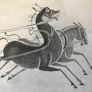 以下が含まれることがあります： 黒と白の線画で描かれた、戦車を引く2頭の馬。馬は全速力で走り、脚を伸ばしている。戦車は画像に写っていない