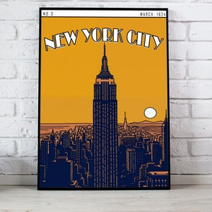 Könnte beinhalten: Ein Plakat im Vintage-Stil mit gelbem Hintergrund und schwarzem Rahmen. Das Plakat zeigt eine Schwarzweißillustration der Skyline von New York City mit dem Empire State Building im Zentrum. Der Text "NEW YORK CITY" ist in weißen Buchstaben mit schwarzem Umriss. Die Texte "NO. 3" und "MARCH. 1624" sind in schwarzen Buchstaben.