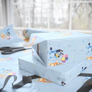 Papel de regalo de cumpleaños de Bluey & Bingo / Artículos para fiestas de Bluey / Papel de regalo de perro de dibujos animados para cumpleaños infantiles / Papel de regalo azul