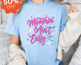 Mommin’ Ain’t Easy T-Shirt, Trendy Preppy Mom Shirt, Cute Girly Motherhood Tee, Stylish Mom Life Graphic, Gift for Moms