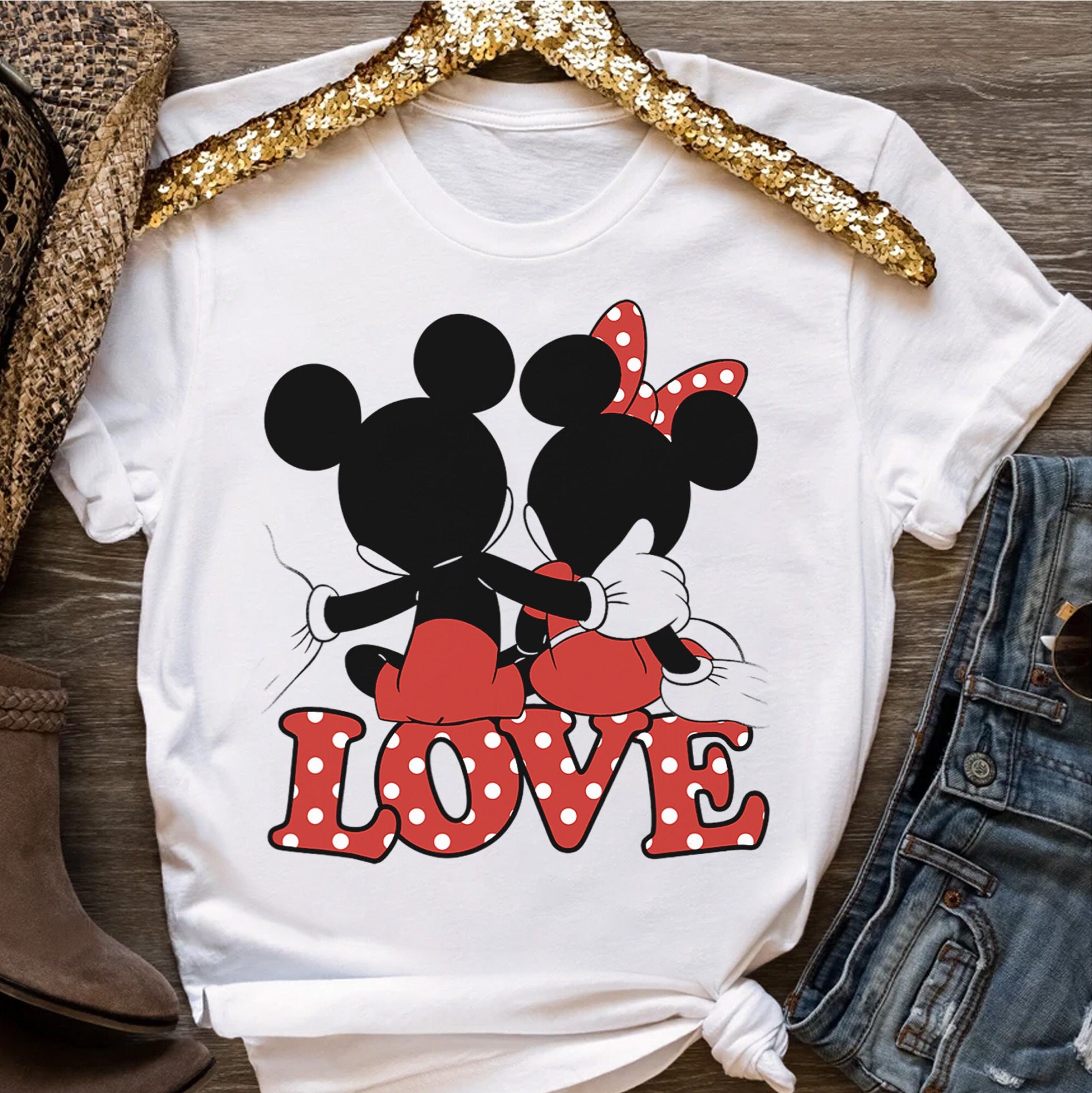 Discover Mickey und Minnie Mosue Love Hug Disney Valentinstag T-Shirt