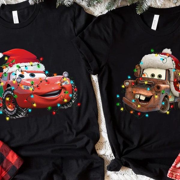 Pixar Cars Santa Lightning MC Queen e Tow Mater Christmas Light T-shirt, Disney Couples Xmas Tee, Disneyland Holiday Vacation Party Gift