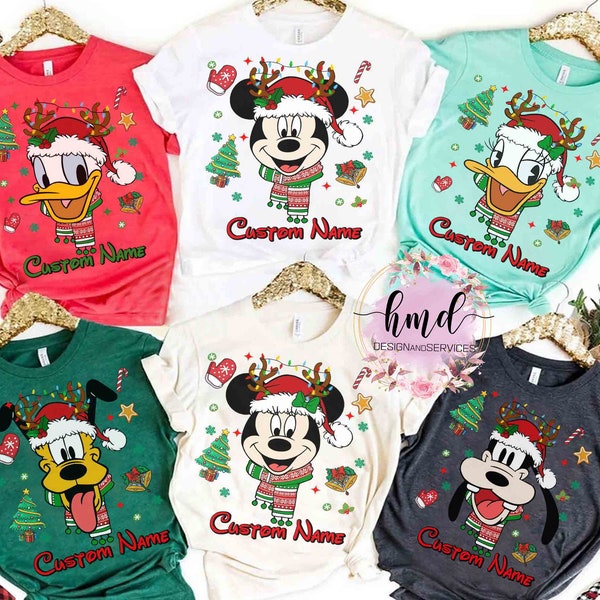 T-shirt personnalisé Noël 2024 Disney Mickey et ses amis, t-shirt de fête de Noël très joyeux Mickey avec nom personnalisé, cadeau de Noël assorti pour la famille