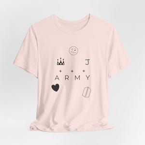 Camiseta con tatuaje de mano de JK, merchandising de la gira mundial de K-Pop, regalo para fans con prejuicios del ejército n.° 338 Soft Pink