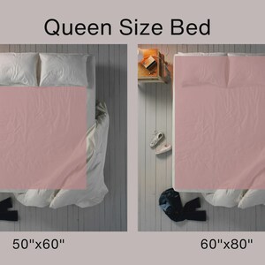 Puede incluir: Vista a&eacute;rea de dos camas queen size con ropa de cama rosa. La cama izquierda mide 127 cm x 152 cm, y la cama derecha mide 152 cm x 203 cm. Cada cama tiene almohadas blancas, una mesita de noche, zapatos y ropa. El texto "Queen Size Bed" est&aacute; en la parte superior.