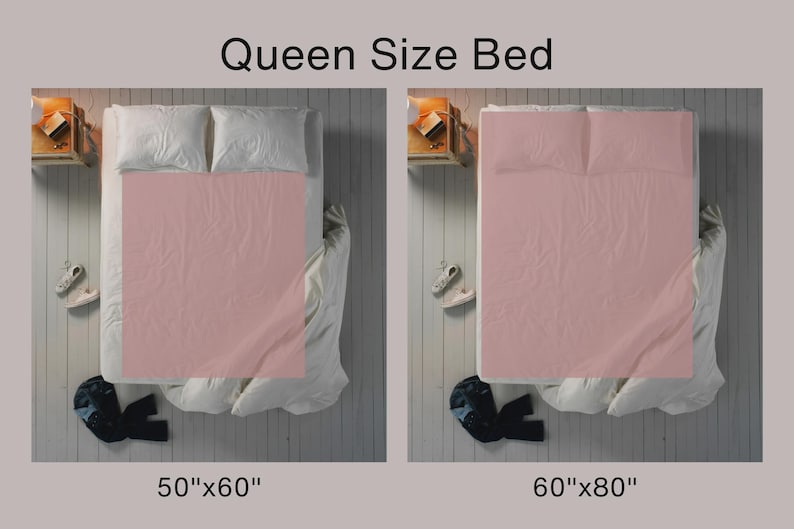 Puede incluir: Vista a&eacute;rea de dos camas queen size con ropa de cama rosa. La cama izquierda mide 127 cm x 152 cm, y la cama derecha mide 152 cm x 203 cm. Cada cama tiene almohadas blancas, una mesita de noche, zapatos y ropa. El texto "Queen Size Bed" est&aacute; en la parte superior.