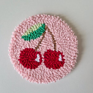 Mug Rug Cherry Punch Needle Untersetzer Handgemachter getufteter Becher Teppich Einweihungsparty Geschenkidee Tee Kaffeeliebhaber Geschenk