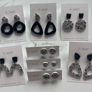 Collection Fleur noire | BOUCLE D&#39;OREILLE EN ARGILE POLYMERE | Clous d&#39;oreilles pendants faits main