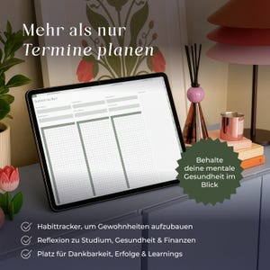 Puede incluir: Una tableta digital que muestra una interfaz de seguimiento de h&aacute;bitos con columnas de cuadr&iacute;cula y encabezados. La pantalla muestra el texto "habittracker" y "Mehr als nur Termine planen". Una insignia verde oscuro en forma de estrella presenta el texto "Behalte deine mentale Gesundheit im Blick". Tres marcas de verificaci&oacute;n enumeran funciones que incluyen seguimiento de h&aacute;bitos, reflexi&oacute;n sobre estudios, salud y finanzas, y espacio para gratitud y logros.
