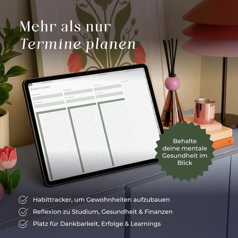 Puede incluir: Una tableta digital que muestra una interfaz de seguimiento de h&aacute;bitos con columnas de cuadr&iacute;cula y encabezados. La pantalla muestra el texto "habittracker" y "Mehr als nur Termine planen". Una insignia verde oscuro en forma de estrella presenta el texto "Behalte deine mentale Gesundheit im Blick". Tres marcas de verificaci&oacute;n enumeran funciones que incluyen seguimiento de h&aacute;bitos, reflexi&oacute;n sobre estudios, salud y finanzas, y espacio para gratitud y logros.
