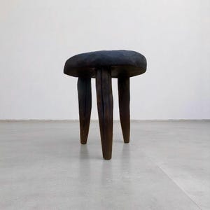 Verkohlter Holzhocker - Skulpturaler Akzent Tisch oder Sitz