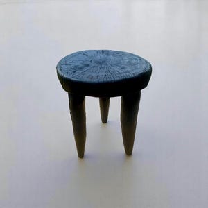 Handgebrannter Holzhocker mit Beinen aus schwarzer Eiche - Organisches Kunstwerk für modernes Zuhause