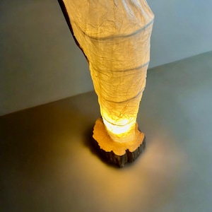 Lampada da terra in legno di quercia fatta a mano con paralume in carta riciclata / Illuminazione ecologica in stile Japandi