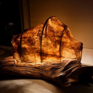 Lampada da tavolo in quercia e carta fatta a mano: illuminazione ambientale accogliente con un tocco naturale