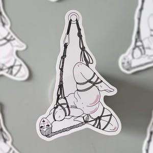 Kurviger Shibari Aufkleber / Rope Play / Zurückhaltende Frau / Rope Bunny / Thicc / Gefesselt - Wasserfester Vinyl Aufkleber