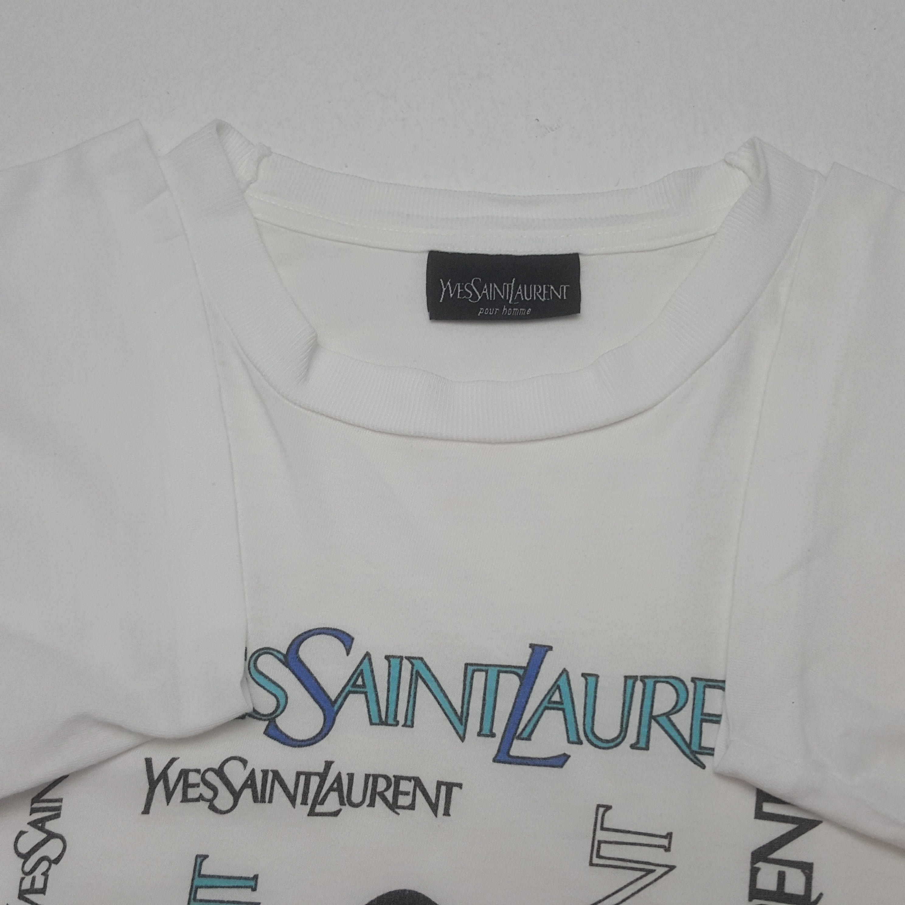 Camiseta vintage con logotipo de marca de lujo Yves Saint Laurent ...