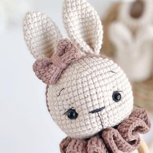 Hochet doux lapin, motif PDF au crochet, cadeau de Pâques pour bébé, premier jouet de printemps lapin à faire soi-même, tutoriel d'anglais pour débutants, lièvre image 1