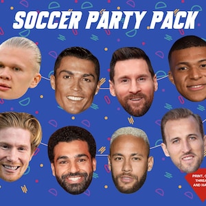 以下が含まれることがあります： 8つのサッカー選手の顔のマスクを印刷できるセットです。マスクには、クリスティアーノ・ロナウド、リオネル・メッシ、キリアン・ムバッペ、モハメド・サラーなど、有名なサッカー選手の画像が掲載されています。マスクは、切り取って、糸でつなぎ合わせて、パーティーの飾りとして吊るすように設計されています。画像の上部には「SOCCER PARTY PACK」というテキストが印刷されています。画像の下部には「PRINT, CUT, THREAD AND HANG!」というテキストが印刷されています。