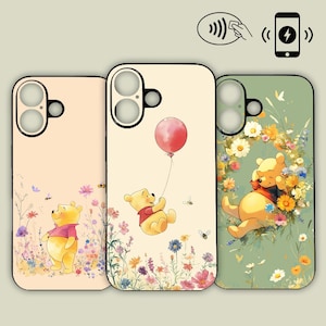 Può includere: Tre custodie per telefono con illustrazioni di Winnie the Pooh. Una custodia mostra Pooh in un campo di fiori, un'altra mostra Pooh con un palloncino rosso e la terza mostra Pooh circondato da fiori. Le custodie hanno uno sfondo pesca chiaro, crema e verde.