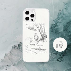 Könnte beinhalten: Eine transparente Handyhülle mit einer schwarz-weißen Strichzeichnung von Winnie Puuh und Ferkel, die vom Betrachter weggehen. Der Text lautet: If ever there is a tomorrow when we're not together, there is something you must always remember.