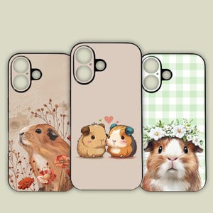 Könnte beinhalten: Drei Handyhüllen mit Meerschweinchen-Designs. Eine Hülle zeigt ein braunes Meerschweinchen mit Blumen, eine andere zeigt zwei Cartoon-Meerschweinchen mit einem Herzen, und die dritte hat ein Meerschweinchen, das einen Blumenkranz vor einem grünen Vichy-Hintergrund trägt.