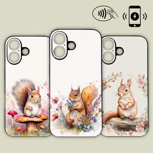 Op de afbeelding: Drie witte telefoonhoesjes met zwarte randen, elk met een aquarel illustratie van een eekhoorn. Eén eekhoorn zit op een paddenstoel, een ander houdt bloemen vast en de derde zit op een boomstam omringd door bloemen.